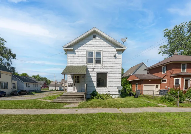 2nd image of 915 Market St #1-3, Saint Joseph, MI 49085 | MLS# 69026039851