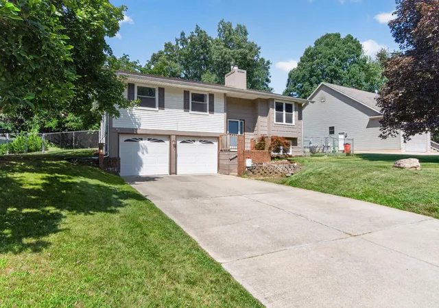 Photo 3 of Single family home for sale at 2528 Tricia Dr, Jackson, MI 49201 | MLS# 55026039869 | Listing updated on 2026-09-02