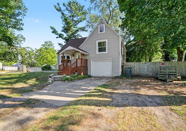 Photo 3 of Single family home for sale at 1095 Roosevelt Ct, Norton Shores, MI 49441 | MLS# 71026039901 | Listing updated on 2026-09-11