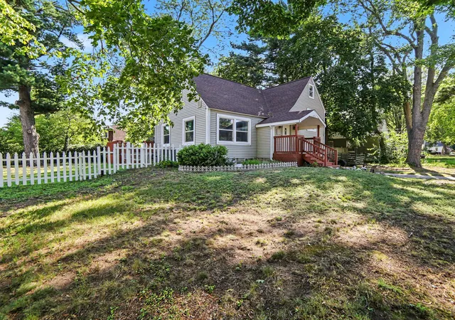 Photo 3 of Single family home for sale at 1095 Roosevelt Ct, Norton Shores, MI 49441 | MLS# 71026039901 | Listing updated on 2026-09-11