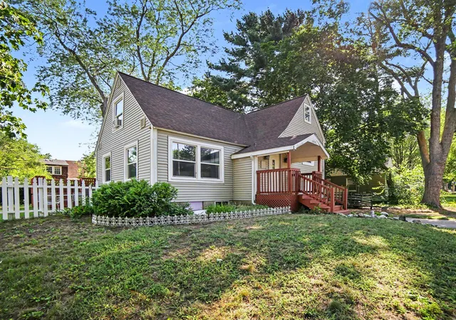 Photo 4 of Single family home for sale at 1095 Roosevelt Ct, Norton Shores, MI 49441 | MLS# 71026039901 | Listing updated on 2026-09-11