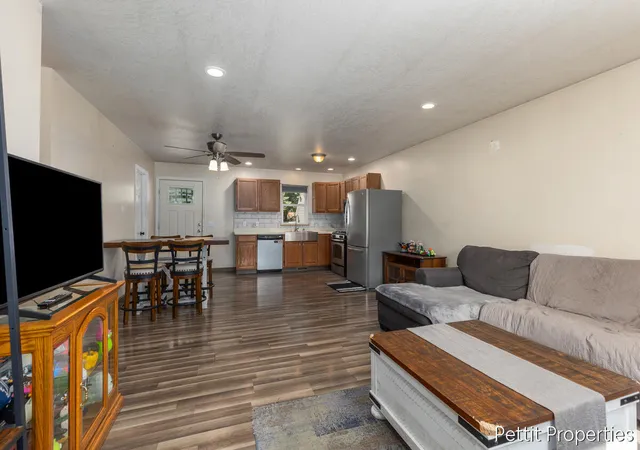 Photo 4 of Single family home for sale at 1447 West St, Muskegon, MI 49442 | MLS# 65026039906 | Listing updated on 2026-09-09