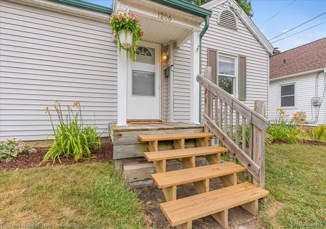 3rd image of 1206 Loraine Ave, Lansing, MI 48910 | MLS# 20261060059