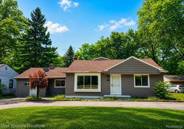 Photo 2 of Single family home for sale at 21613 Wallace Dr, Southfield, MI 48075 | MLS# 20261060069 | Listing updated on 2026-09-13