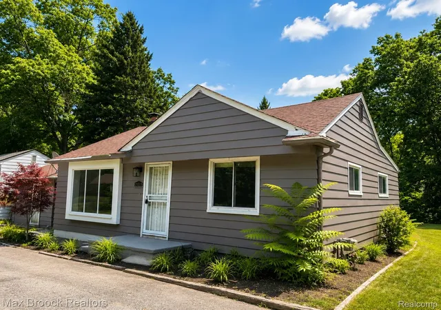 Photo 2 of Single family home for sale at 21613 Wallace Dr, Southfield, MI 48075 | MLS# 20261060069 | Listing updated on 2026-09-13