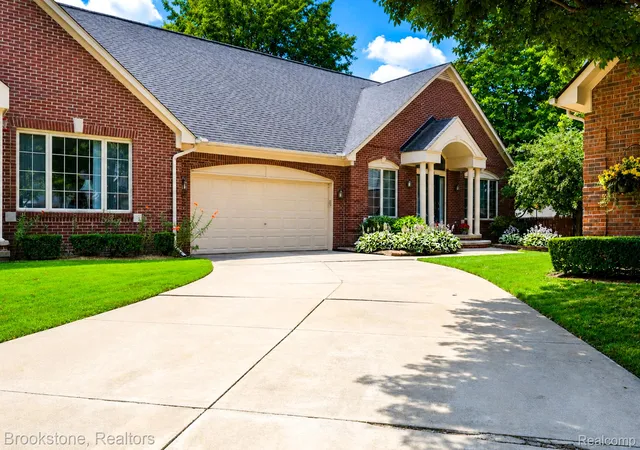 Listing Photo 2 - Condo for sale in building located at 16400 Ventura Cir, Clinton Township, MI 48038