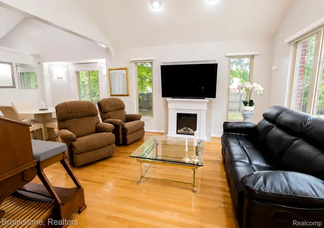 Listing Photo 3 - Condo for sale in building located at 16400 Ventura Cir, Clinton Township, MI 48038