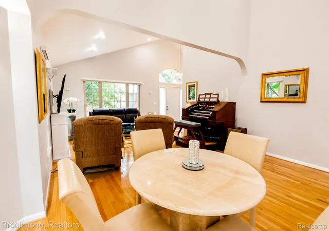 Listing Photo 5 - Condo for sale in building located at 16400 Ventura Cir, Clinton Township, MI 48038