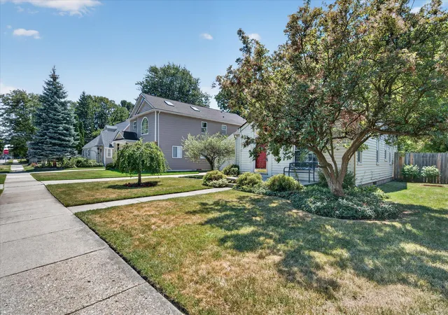 2nd image of 21824 S Elizabeth St E, Saint Clair Shores, MI 48080 | MLS# 81026039921