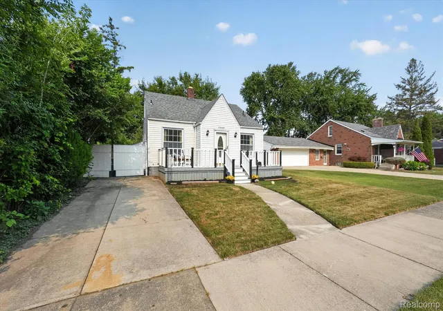 3rd image of 23129 Oakwood Ave, Eastpointe, MI 48021 | MLS# 20261060084