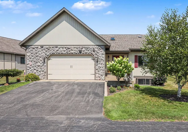 2nd image of 404 Vienna Ln, Fremont, MI 49412 | MLS# 72026039948