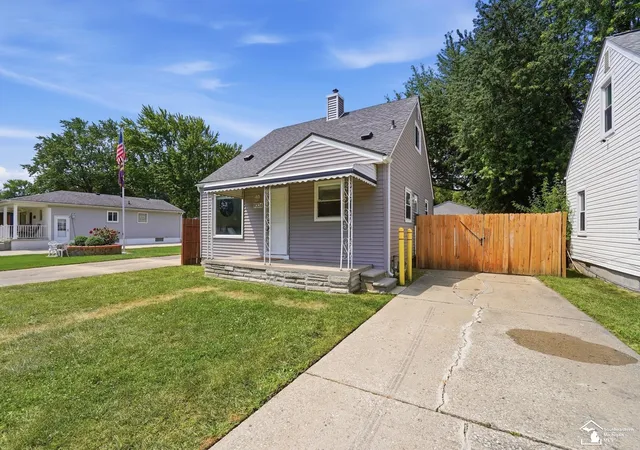 Photo 3 of Single family home for sale at 9326 Lincoln St, Taylor, MI 48180 | MLS# 57050216988 | Listing updated on 2026-08-03
