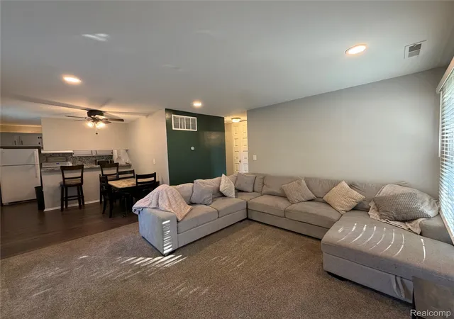 Listing Photo 4 - Condo for sale in building located at 7492 Hampton Dr, Davison, MI 48423