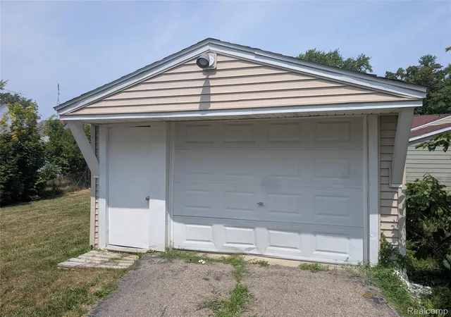 Photo 3 of Single family home for sale at 636 Waldman Ave, Flint, MI 48507 | MLS# 20261060134 | Listing updated on 2026-09-09