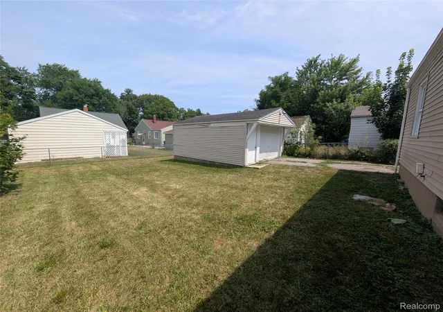 Photo 3 of Single family home for sale at 636 Waldman Ave, Flint, MI 48507 | MLS# 20261060134 | Listing updated on 2026-09-09