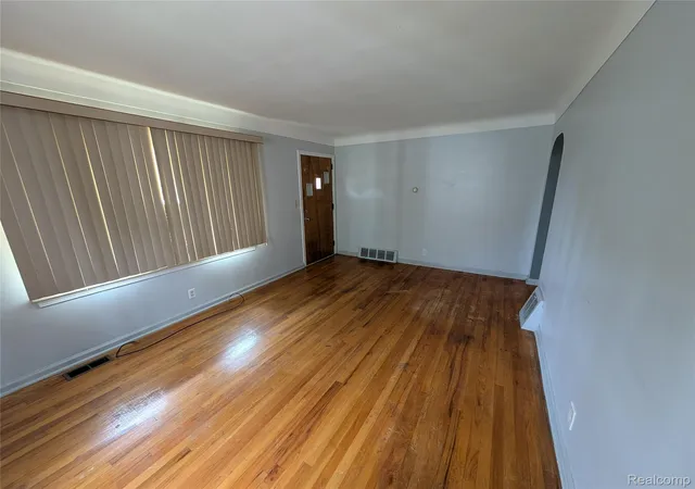 Photo 4 of Single family home for sale at 636 Waldman Ave, Flint, MI 48507 | MLS# 20261060134 | Listing updated on 2026-09-09
