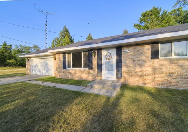 4th image of 8807 Lake Park Dr, Onekama, MI 49675 | MLS# 67026039980