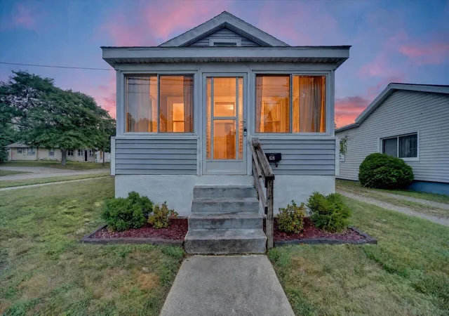 Photo 2 of Single family home for sale at 628 W North St, Jackson, MI 49202 | MLS# 55026039981 | Listing updated on 2026-09-09