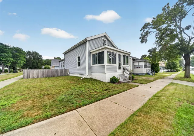 Photo 3 of Single family home for sale at 628 W North St, Jackson, MI 49202 | MLS# 55026039981 | Listing updated on 2026-09-09