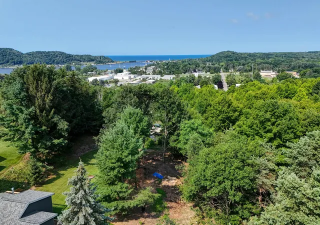5th image of 152 Sunset Dr, Crystal Lake Township Benzie, MI 49636 | MLS# 78080071803