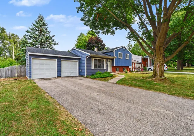 2nd image of 8364 Atlanta Dr Ne, Rockford, MI 49341 | MLS# 65026040001