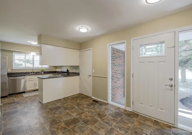 5th image of 5091 Timber Ridge Trl, Clarkston, MI 48346 | MLS# 20261060209