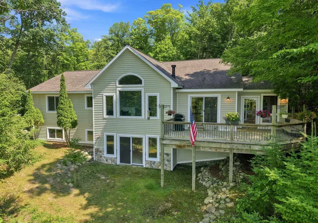 Photo 3 of Single family home for sale at 10101 Peninsula Dr, Traverse City, MI 49686 | MLS# 78080071813 | Listing updated on 2026-09-01