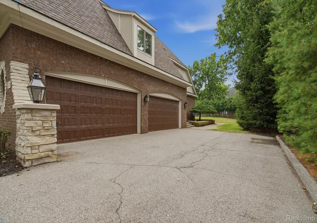 5th image of 2707 Turtle Lake Dr, Bloomfield Hills, MI 48302 | MLS# 20261060224