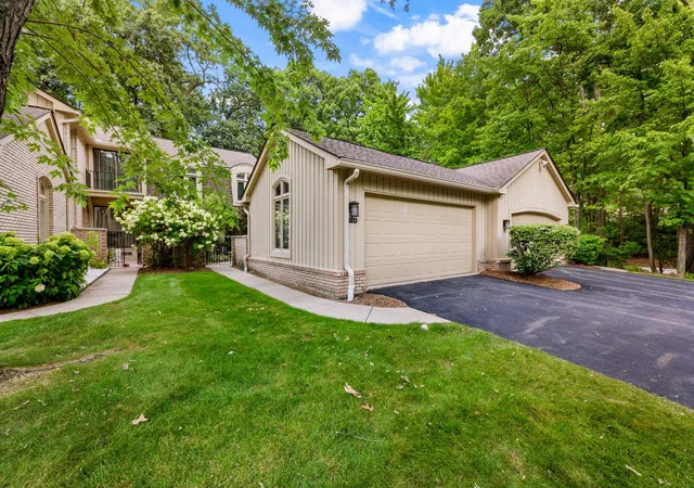 Photo 3 of Condo for sale at 1189 Glenpointe Ct, Bloomfield Hills, MI 48304 | MLS# 81026040038 | Listing updated on 2026-09-16