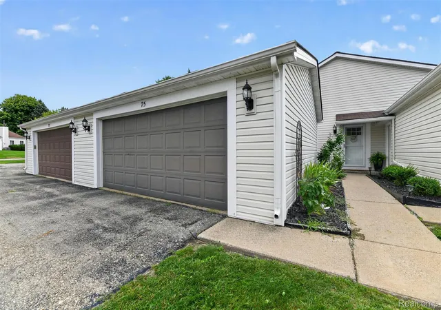 3rd image of 75 Oxford Oaks Dr, Oxford, MI 48371 4231