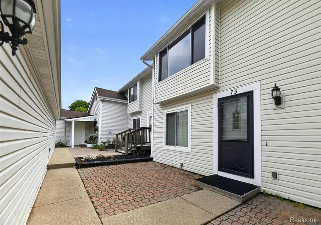 5th image of 75 Oxford Oaks Dr, Oxford, MI 48371 4231