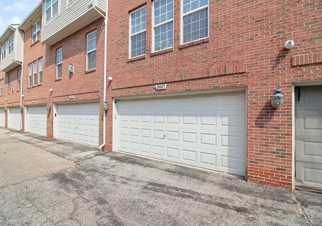 Listing Photo 2 - Condo for sale in building located at 20027 Boardwalk Blvd, Southfield, MI 48075 - Unit #