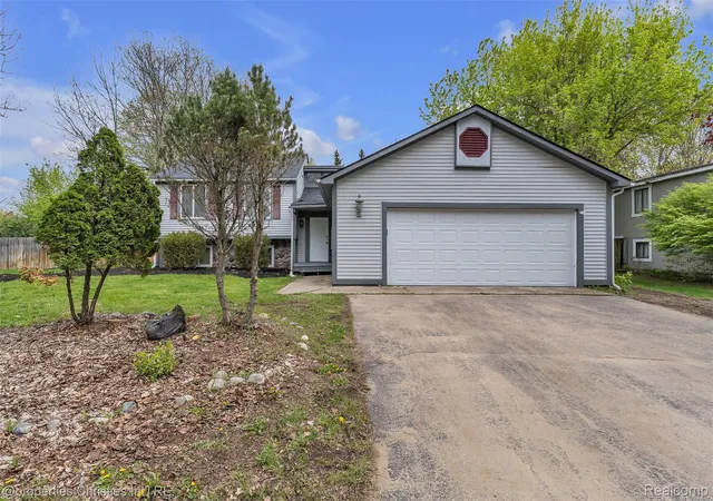 Photo 2 of Single family home for sale at 854 Estes Ct, Waterford, MI 48327 | MLS# 20261060313 | Listing updated on 2026-10-01