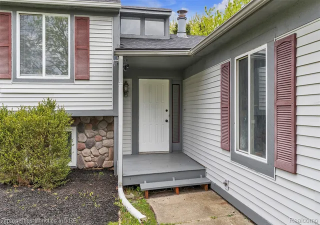 Photo 3 of Single family home for sale at 854 Estes Ct, Waterford, MI 48327 | MLS# 20261060313 | Listing updated on 2026-10-01