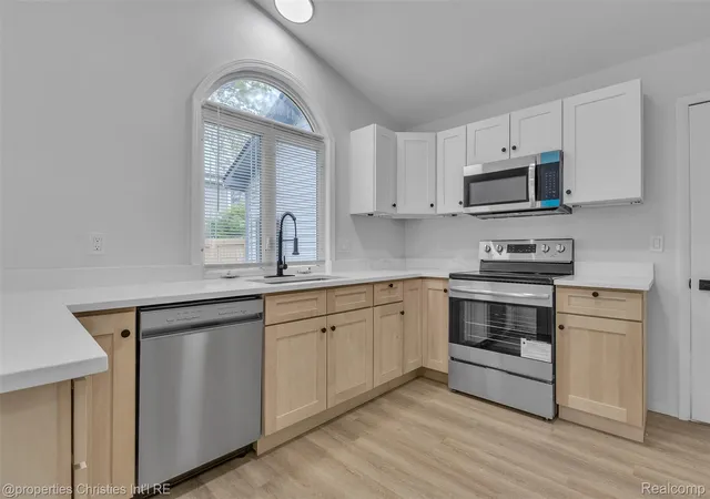 Photo 4 of Single family home for sale at 854 Estes Ct, Waterford, MI 48327 | MLS# 20261060313 | Listing updated on 2026-10-01