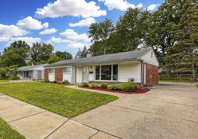 3rd image of 32339 Chalfonte Dr, Warren, MI 48092 | MLS# 81026040070
