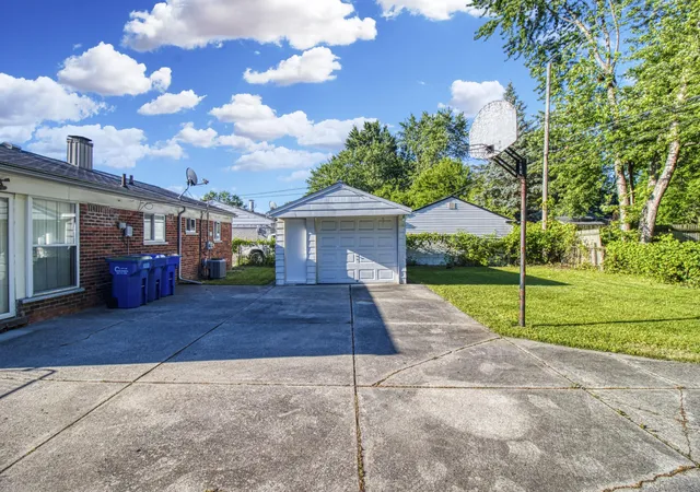 4th image of 32339 Chalfonte Dr, Warren, MI 48092 | MLS# 81026040070