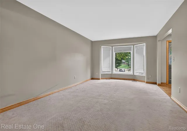 5th image of 6730 Whiting Dr, Troy, MI 48098 | MLS# 20261060350