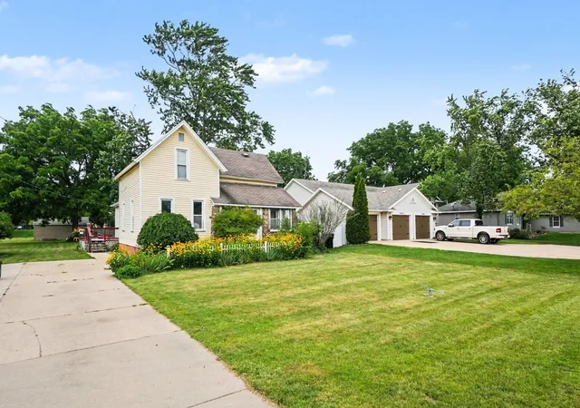 Photo 2 of Single family home for sale at 4071 Ivanrest Ave Sw, Grandville, MI 49418 | MLS# 71026040084 | Listing updated on 2026-09-01