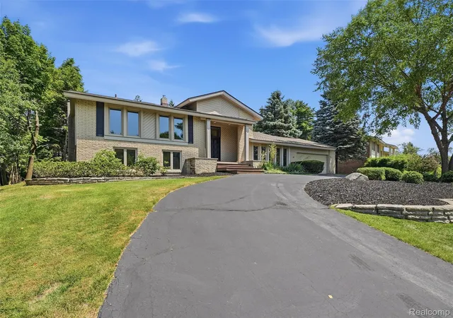 3rd image of 3300 Woodview Lake Rd, West Bloomfield, MI 48323 | MLS# 20261060384