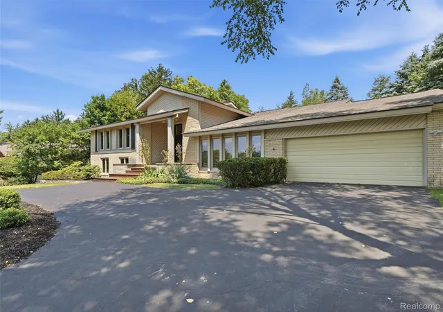 4th image of 3300 Woodview Lake Rd, West Bloomfield, MI 48323 | MLS# 20261060384