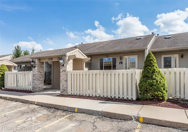 2nd image of 62181 Arlington Cir, South Lyon, MI 48178