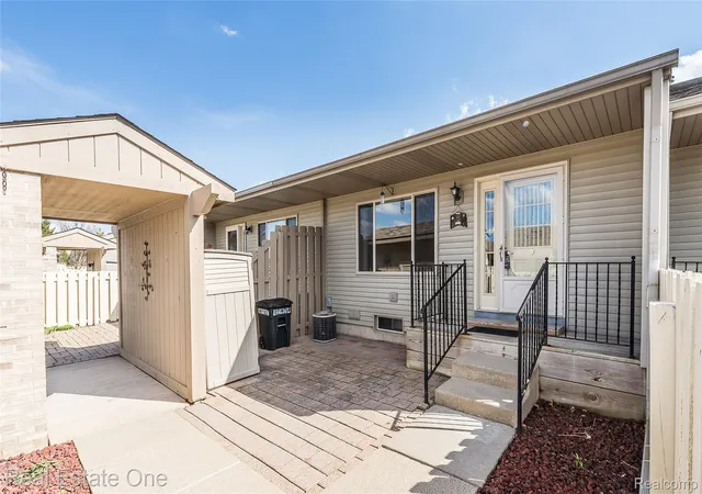 3rd image of 62181 Arlington Cir, South Lyon, MI 48178