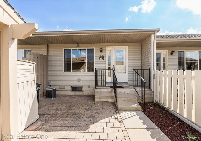 4th image of 62181 Arlington Cir, South Lyon, MI 48178