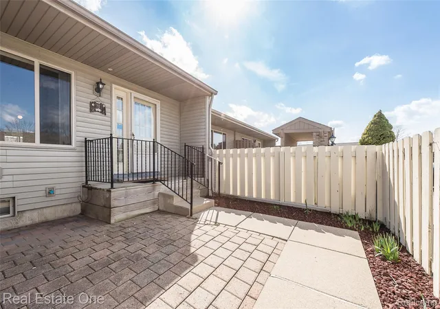 5th image of 62181 Arlington Cir, South Lyon, MI 48178