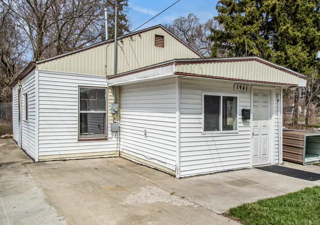 Photo 3 of Single family home for sale at 1941 Walcott St, Saginaw, MI 48601 | MLS# 66026040094 | Listing updated on 2026-08-03