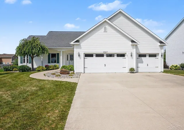 2nd image of 3647 Coachmans Ridge Dr, Saginaw, MI 48603 | MLS# 61050217077