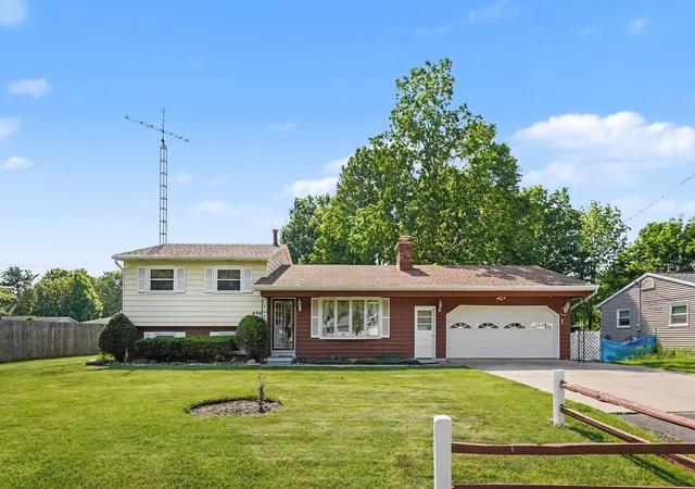 3rd image of 406 Woodlark Dr, Galesburg, MI 49053 | MLS# 66026040108