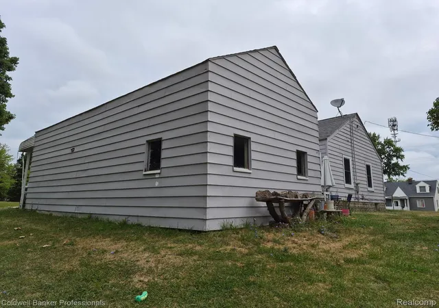 Photo 3 of Single family home for sale at 3384 Swartz St, Flint, MI 48507 | MLS# 20261060445 | Listing updated on 2026-08-04
