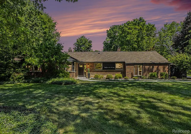 Photo 1 of Sale Pending at 4056 Chestnut Hl Dr, Troy, MI 48098 | MLS# 20261060446 | Listing updated on 2026-08-17